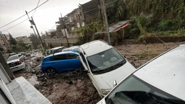 Maltempo in Italia, straripa il torrente e il fango travolge le auto in strada. La città è in ginocchio