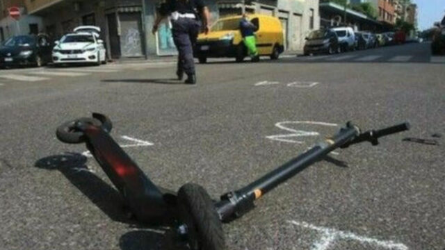 Spaventoso scontro tra un monopattino e un carro attrezzi, per un 21enne non c’è stato nulla da fare: dove e cosa è successo