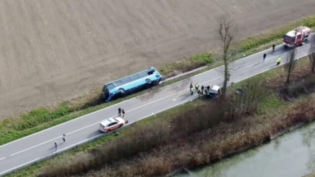 Terribile incidente tra auto e pullman, il bilancio è gravissimo: dove e cosa è successo