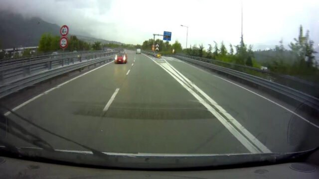 Spaventoso incidente dopo aver guidato contromano in autostrada, la situazione è seria: dove e cosa è successo 