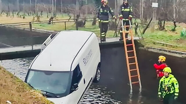 Tragico incidente, finisce con il furgone in un canale, l’epilogo è straziante: dove e cosa è successo 