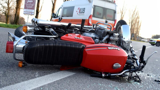 Tragico schianto tra auto e moto, il bilancio è molto grave: dove e cosa è successo