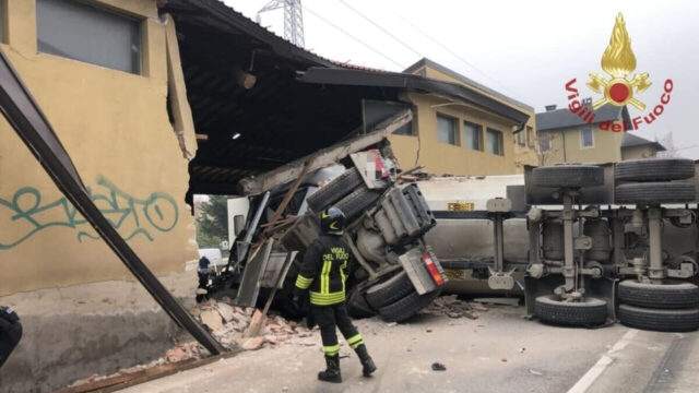 Spaventoso incidente, camion investe un’auto e distrugge il muro di un’azienda