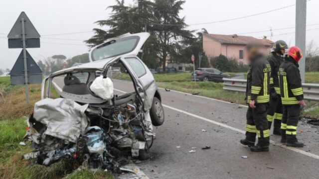 Terribile frontale tra due auto, morto un ragazzo di 20 anni: dove e cosa è successo 