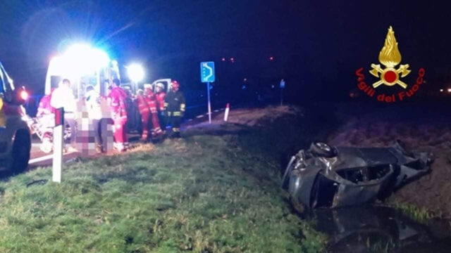 Finiscono nel canale con l’auto, a bordo 5 giovanissimi, tragico il bilancio: dove e cosa è successo 