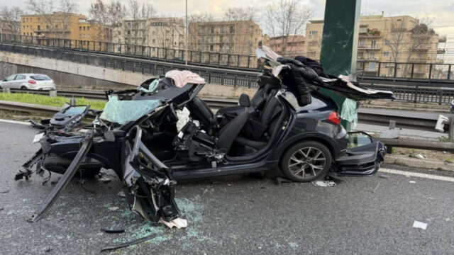 Incidente in tangenziale, l’auto è completamente distrutta: coinvolte due ragazze di 23 e 24 anni. Dove e cos’è successo