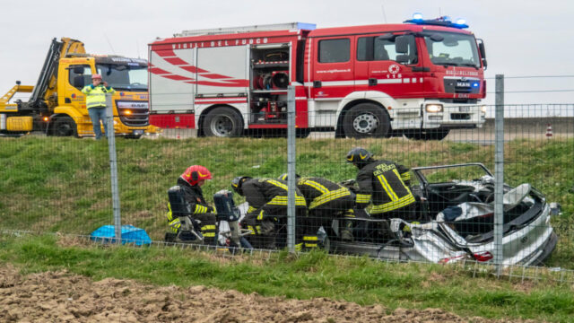 Spaventoso incidente in autostrada, auto esce di strada e si ribalta, il bilancio è tragico: dove e cosa è successo 