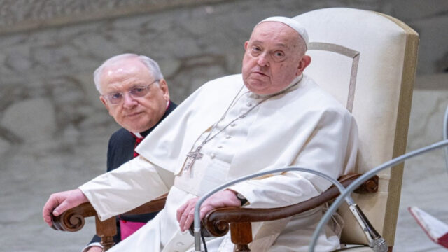 “Condizioni ancora..” Papa Francesco, il bollettino medico di questa sera