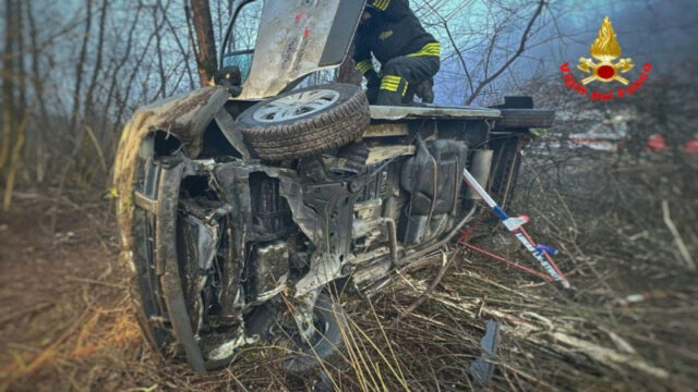 Pulmino esce di strada e si ribalta: a bordo sei bambini, alla guida una 22 enne. Dove e cos’è successo