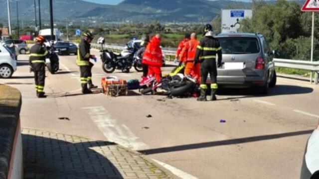 Gravissimo incidente tra una moto e un’auto, il bilancio è tragico: dove e cosa è successo