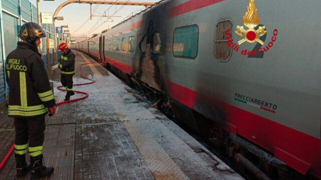 Drammatico incendio su un treno, stazione chiusa e blocco del traffico ferroviario: dove e cosa è successo 