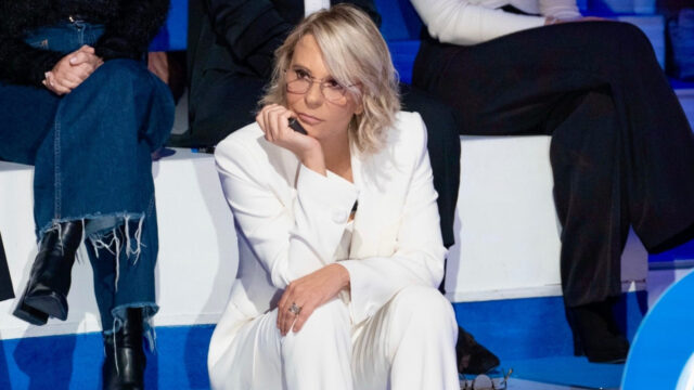 Chi veste Maria De Filippi a C’è Posta per Te e quanto costa il completo in seta crema