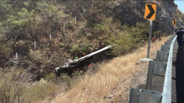 Tragico incidente per un pullman con 40 persone a bordo, il bilancio è straziante: dove e cosa è successo 