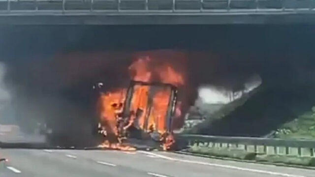 Drammatico incendio in autostrada causa lunghe code e traffico paralizzato per ore: dove e cosa è successo 