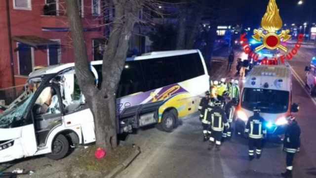 Drammatico incidente stradale, bus esce di strada: ci sono vittime