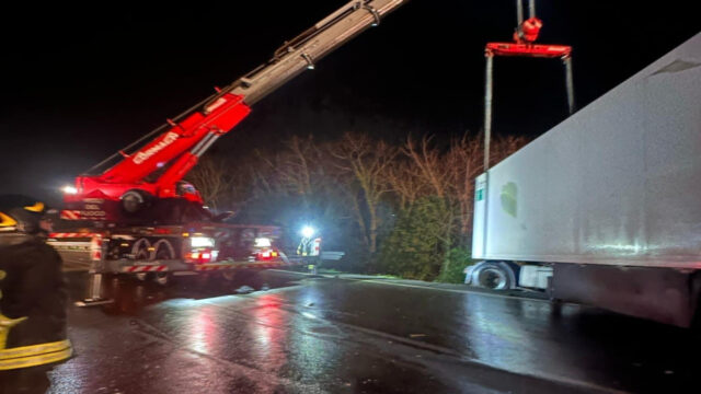 Perde il controllo del tir e si schianta contro il guardrail, il punto della situazione: dove e cosa è successo 