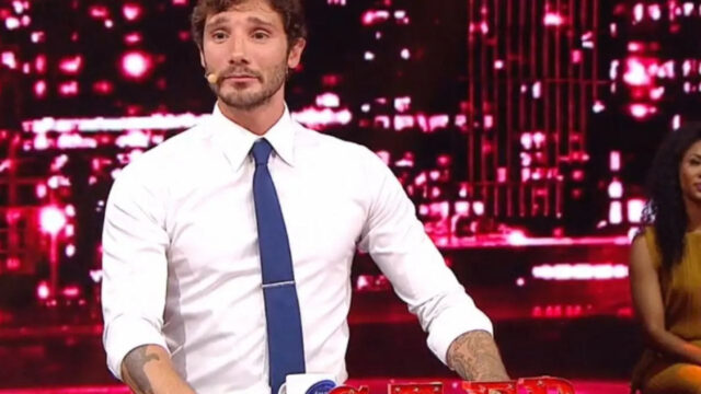 “Una doccia fredda” la brutta notizia per Stefano De Martino: nessuno poteva aspettarselo